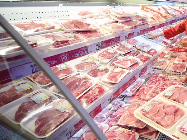 Românii sunt mari consumatori de carne de porc, dar perdanţi când vine vorba de numărul de porci pe care îi creştem. În 2019, România a avut 3,95 de milioane de capete de porci, în scădere cu 75% faţă de anul 2006